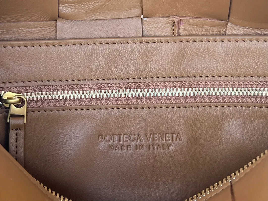 #B家 New model is coming! 709360 BRICK CASSETTE armpit bag, the traditional woven logo is instantly recognizable✅ Large grid weaving has always been fashionable, and the armpit bag is even more fashionable and foreign-style. Elegant big brick 🧱 Sheepskin material is light and comfortable, with a huge sense of capacity and space. Dark layer inside. Practical interior and fashionable appearance design. Durability and temperament coexist. Elegant big brick. Come and plant the same underarm bag from star Zhou Yutong! Dimensions: 28x14x10